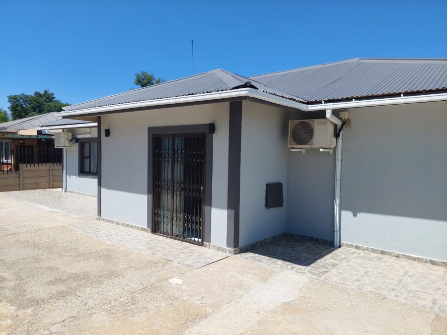 To Let Commercial Property for Rent in Roosheuwel North West